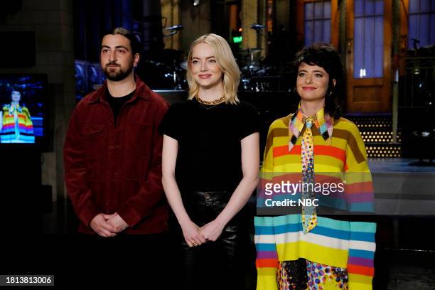 Emma Stone, Noah Kahan" Episode 1850 -- Pictured: Musical guest Noah Kahan, host Emma Stone, and Sarah Sherman during Promos in Studio 8H on Tuesday,...