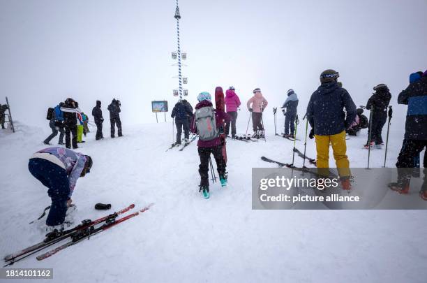 December 2023, Bavaria, Garmisch-Partenkirchen: Skiers set off for the opening of the ski season on the Zugspitze despite thick fog and snowfall....