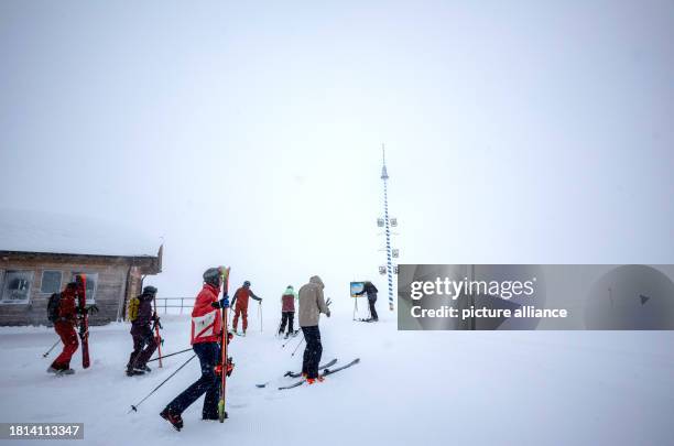 December 2023, Bavaria, Garmisch-Partenkirchen: Skiers set off for the opening of the ski season on the Zugspitze despite thick fog and snowfall....
