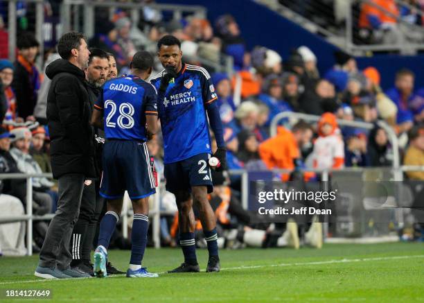 Cincinnati head coach Pat Noonan speaks with Ray Gaddis and Alvas Powell during the second half of a MLS playoff semi-final match against...