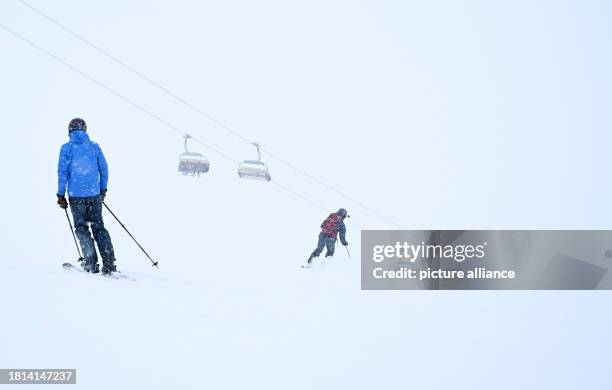 December 2023, Bavaria, Grainau: Skiers are on the slopes at the opening of the ski season on the Zugspitze. Photo: Angelika Warmuth/dpa