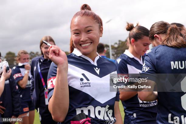 Kurea Okino of Victory celebrates the win during the A-League Women round six match between Melbourne Victory and Central Coast Mariners at La Trobe...