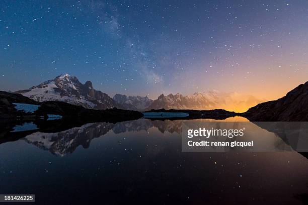 lac chesery at night - alpes - lake chesery stockfoto's en -beelden