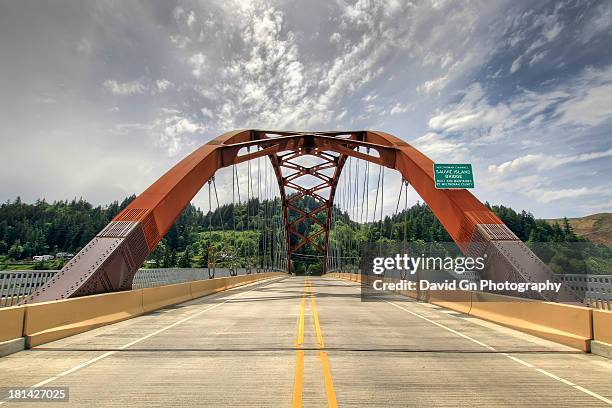 sauvie island bridge front and center - fiume willamette foto e immagini stock