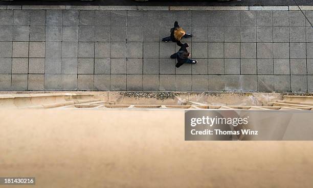 couple walking on sidewalk - side walk stock pictures, royalty-free photos & images