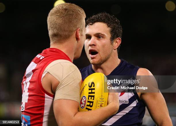 Hayden Ballantyne of the Dockers and Daniel Hannebery of the Swans face off during the AFL Second Preliminary Final match between the Fremantle...