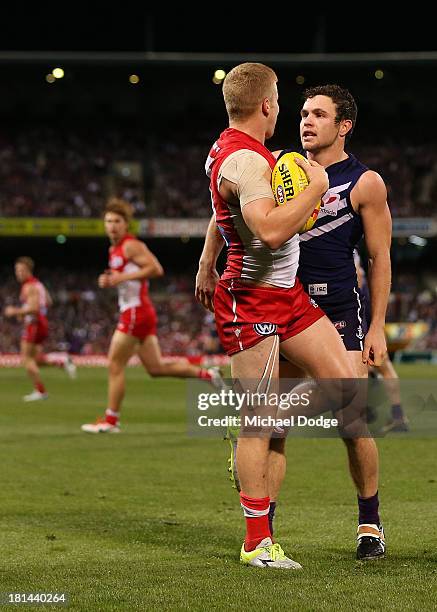 Hayden Ballantyne of the Dockers and Daniel Hannebery of the Swans face off during the AFL Second Preliminary Final match between the Fremantle...