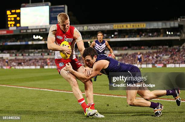 Hayden Ballantyne of the Dockers tackles Daniel Hannebery of the Swans during the AFL Second Preliminary Final match between the Fremantle Dockers...