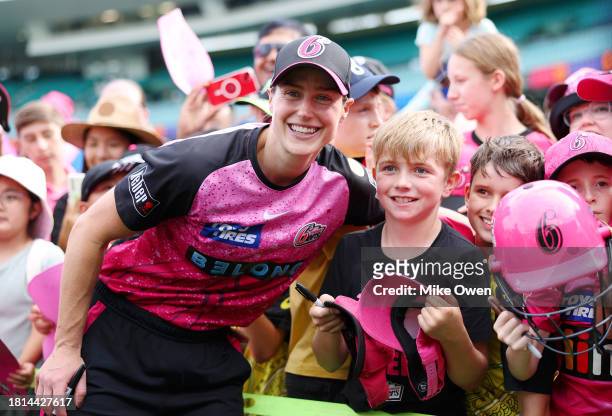 Ellyse Perry of the Sixers poses for a photo with a young fan following the WBBL match between Sydney Sixers and Sydney Thunder at Sydney Cricket...