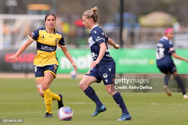 Elise Kellond-Knight of Victory controls the ball during the A-League Women round six match between Melbourne Victory and Central Coast Mariners at...