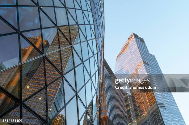 financial buildings in london business district - commercieel vastgoed stockfoto's en -beelden