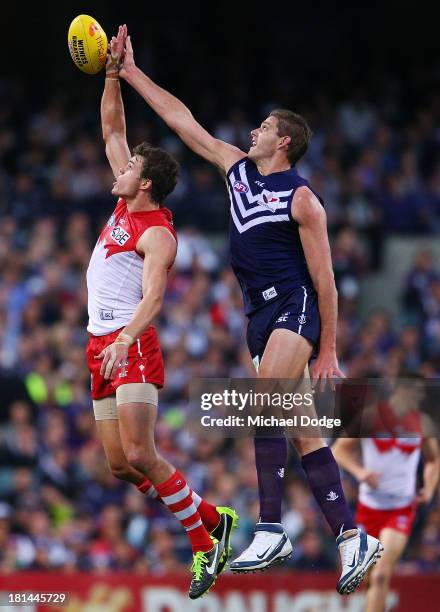 Mike Pyke of the Swans and Aaron Sandilands of the Dockers contest for the ball during the AFL Second Preliminary Final match between the Fremantle...