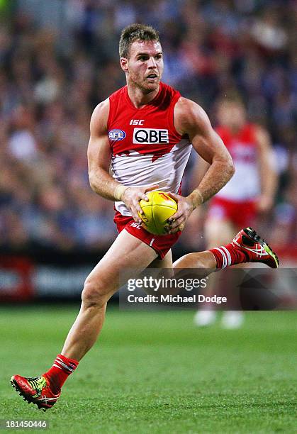 Ben McGlynn of the Swans runs wit the ball during the AFL Second Preliminary Final match between the Fremantle Dockers and the Sydney Swans at...