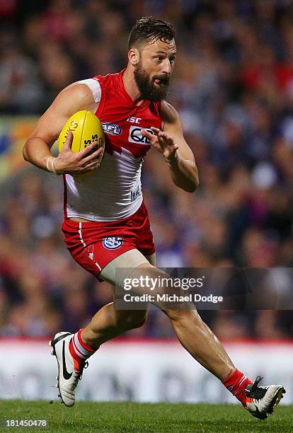 Nick Malceski of the Swans runs with the ball during the AFL Second Preliminary Final match between the Fremantle Dockers and the Sydney Swans at...