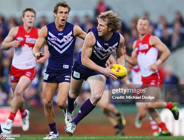 David Mundy of the Dockers runs with the ball during the AFL Second Preliminary Final match between the Fremantle Dockers and the Sydney Swans at...