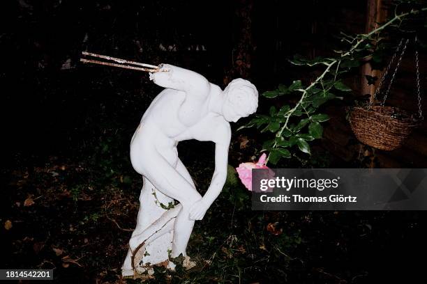 a broken greek statue and a rose - broken statue stock pictures, royalty-free photos & images