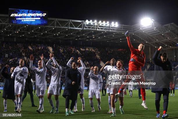 Napoli players celebrate the 2-1 victory following the final whistle of the Serie A TIM match between Atalanta BC and SSC Napoli at Gewiss Stadium on...