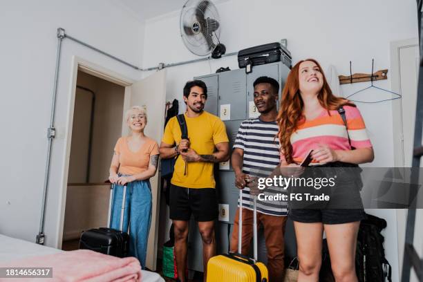 freunde reden und betreten das zimmer des hostels - hostel people travel stock-fotos und bilder