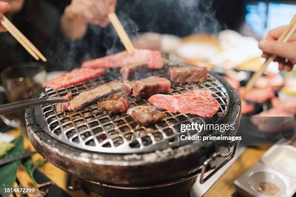 gente hambrienta de cerca con la barbacoa de lujo angus premium medio crudo steak a5 steack en un restaurante de lujo japonés - carne de vaca wagyu fotografías e imágenes de stock