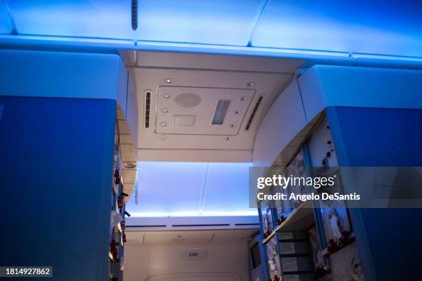 airplane galley bathed in blue light - commercieel vliegtuig deur stockfoto's en -beelden