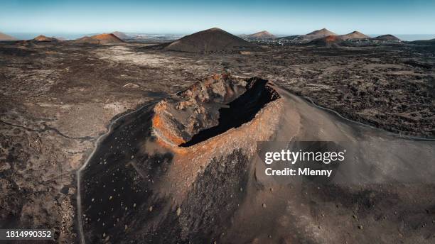 lanzarote island el cuervo caldera volcano crater dramatic landscape panorama - timanfaya national park 個照片及圖片檔