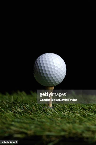 golf ball - golftee stock-fotos und bilder