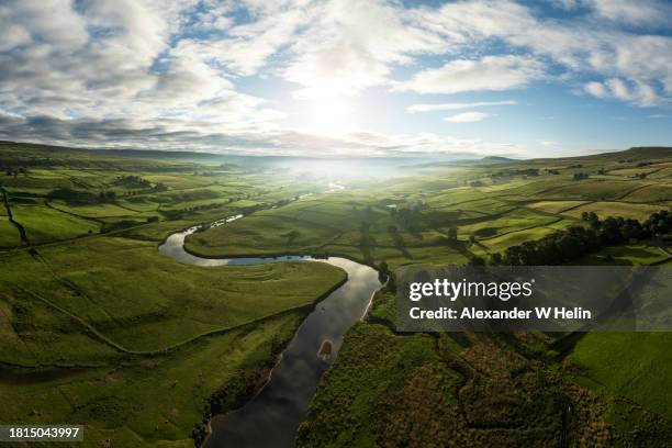 sunrise over curvy river - yorkshire dales 個照片及圖片檔