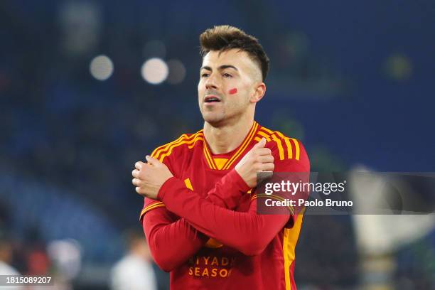 Stephan El Shaarawy of AS Roma celebrates after scoring the team's third goal during the Serie A TIM match between AS Roma and Udinese Calcio at...