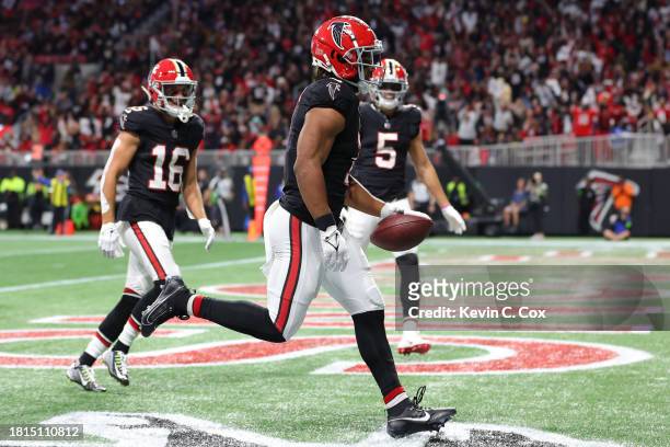Bijan Robinson of the Atlanta Falcons carries the ball for a touchdown in the second quarter of the game against the New Orleans Saints at...