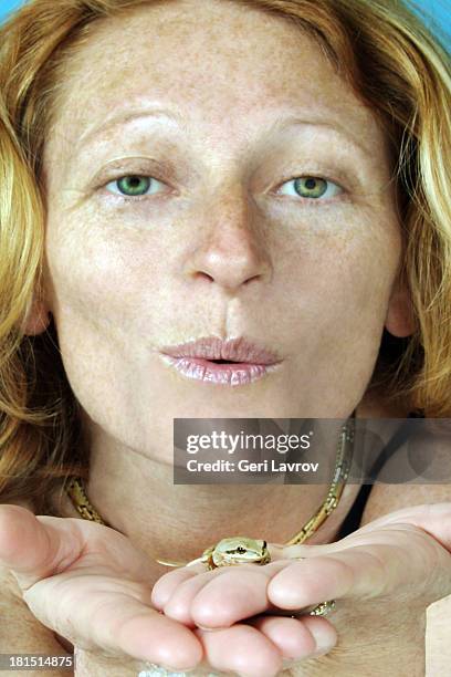 redheaded woman with a frog on her hand - woman frog hand stockfoto's en -beelden