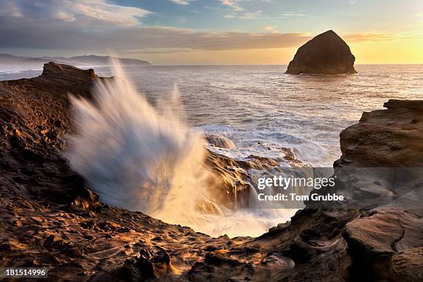 ocean surge - waves crashing on rocks stock pictures, royalty-free photos & images