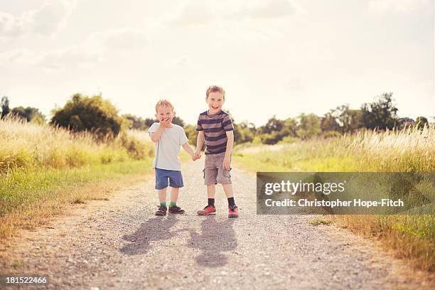 happy brothers - solo bambini maschi foto e immagini stock