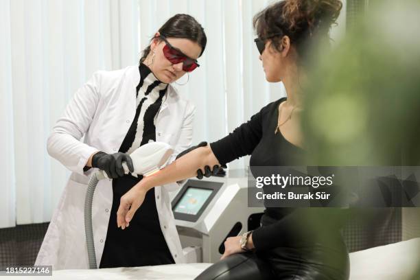 freckle care with laser, epilation, laser rays, woman lifestyle, hyperpigmentation, dermatology - hyperpigmentation stockfoto's en -beelden