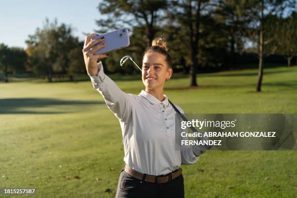 woman taking a selfie while playing golf - golfing call stock pictures, royalty-free photos & images