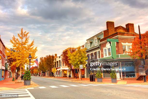 herbst in fredericksburg, virginia - high street stock-fotos und bilder