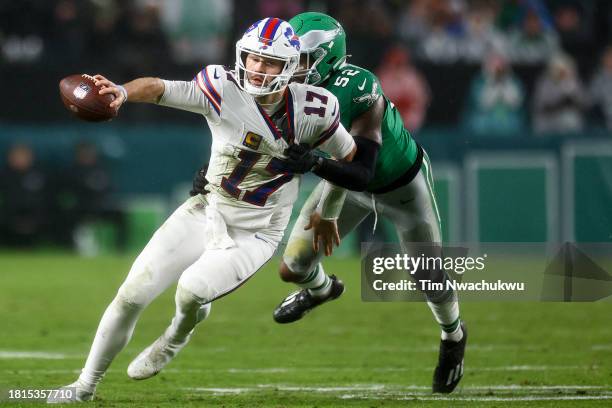 Zach Cunningham of the Philadelphia Eagles attempts to tackle Josh Allen of the Buffalo Bills during the second quarter at Lincoln Financial Field on...