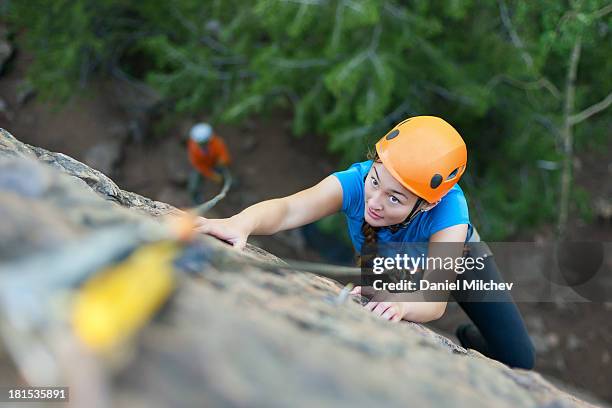 focused young girl rock climbing. - escalar rochas imagens e fotografias de stock