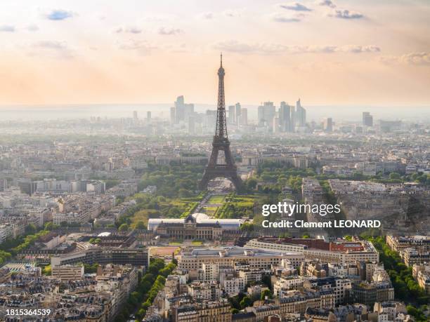 aerial close-up view of the eiffel tower (tour eiffel) and the champs de mars, paris, ile-de-france (ile de france), central france. - paris frança imagens e fotografias de stock