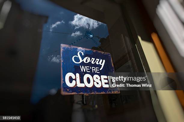 closed sign on the front door of a shop - closed fotografías e imágenes de stock