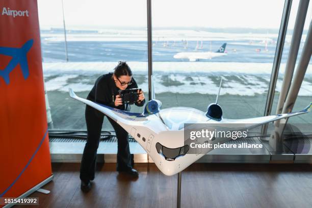 November 2023, Hamburgo;: A model of the Airbus ZEROe hydrogen-powered aircraft prototype is filmed during a press conference to mark the signing of...