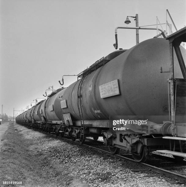 Shell Oil Train 585 Oil And Gas Train Stock Photos, High-Res Pictures, and Images ...