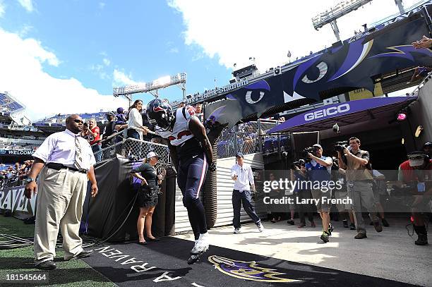 Free safety Ed Reed of the Houston Texans takes the field before the game between the Baltimore Ravens and the Houston Texans at M&T Bank Stadium on...