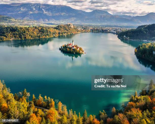 beautiful lake bled in autumn - bled slovenia stock-fotos und bilder