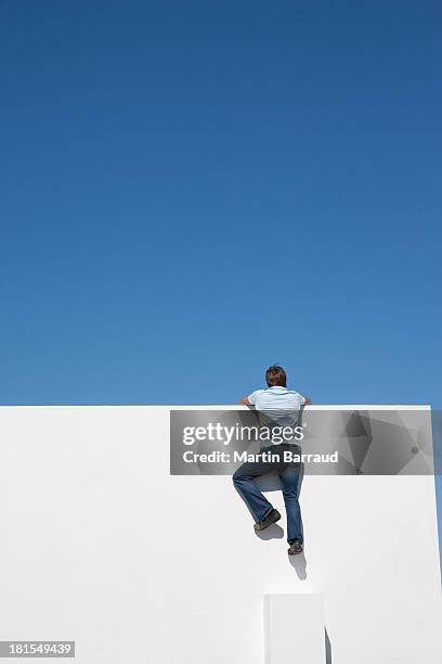Homem Na Parede De Escalada Outdoor Com Cu Azul, Foto de stock