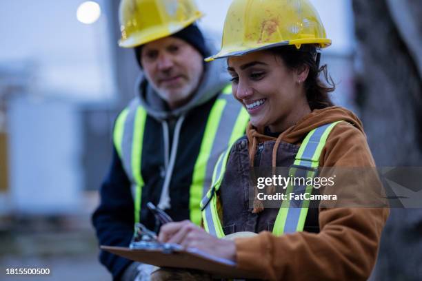 getting instructions - construction worker stock pictures, royalty-free photos & images