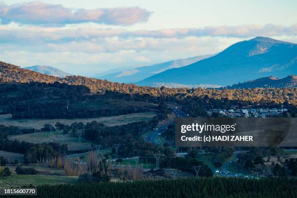 an afternoon view of the mountainous surroundings of canberra, australian capital territory - australisches hauptstadtterritorium stock-fotos und bilder