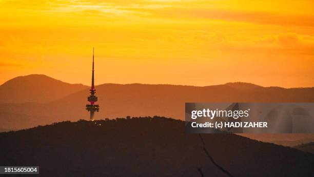 a sunset view of the telstra communications tower in canberra - australisch hoofdstedelijk territorium stockfoto's en -beelden