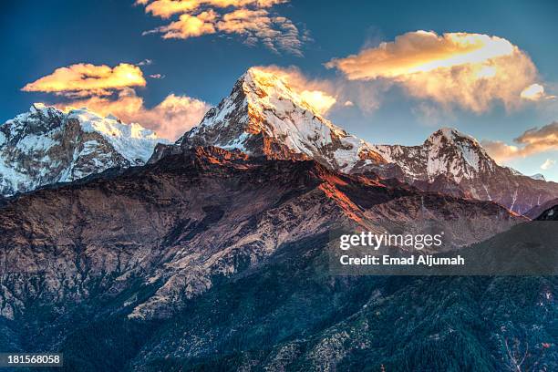 annapurna mountains range of the himalayas - annapurna schutzgebietprojekt stock-fotos und bilder