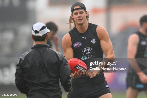 Tom De Koning of the Blues trains during a Carlton Blues AFL training session at Ikon Park on November 27, 2023 in Melbourne, Australia.