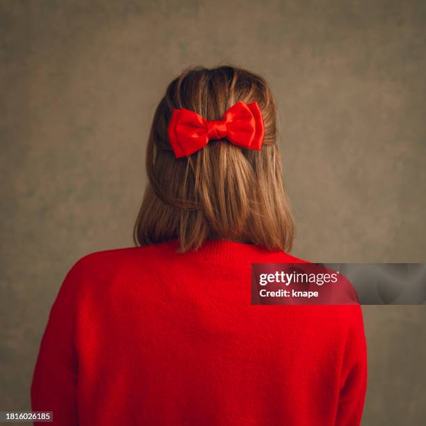 woman in red sweater and red hair bow hairstyle - acessório de cabelo imagens e fotografias de stock
